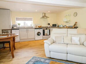 Interior - Charming Woodpecker Lodge Retreat (Langport)