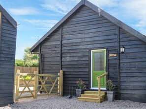 Exterior - Charming Woodpecker Lodge Retreat (Langport)