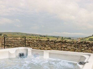 Outdoor spa tub - The Aspens, Middleton-In-Teesdale (Middleton-in-Teesdale)