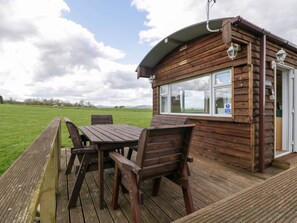 Outdoor dining - Charming Hollie Home in Bryngwyn (Usk)