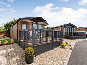 Terrace/patio - The Cotswold Holiday Lodge, Evesham (Evesham)