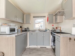 Dishwasher, highchair - The Cotswold Holiday Lodge, Evesham (Evesham)