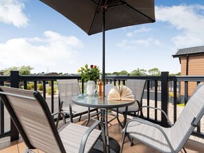 Outdoor dining - The Cotswold Holiday Lodge, Evesham (Evesham)