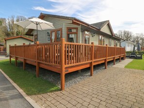 Outdoor dining - Heddwch, Wisemans Bridge (Stepaside)