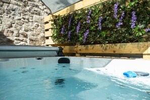 Outdoor spa tub - Wonderland, Tweedmouth, Berwick-Upon-Tweed (Berwick-upon-Tweed)