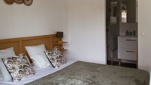 A bedroom with a bed, a bedside table, a hanging light, and a wall-mounted mirror. - Villa 6 persons with swimming pool and large garden near Porto-Vecchio (Zonza)