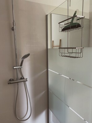 Shower, hair dryer, towels - Villa 6 persons with swimming pool and large garden near Porto-Vecchio (Zonza)