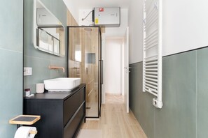 Dusche, Bidet, Handtücher