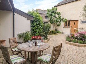 Outdoor dining - Badharlick Granary, Egloskerry (Launceston)