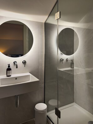 Shower - The Reading Rooms, Oughtershaw (Skipton)
