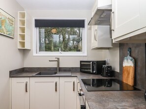 Private kitchen - 15 The Park, Kilkhampton. WiFi (Bude)