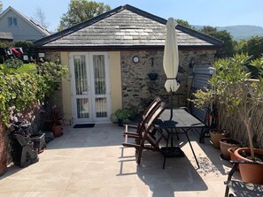 Outdoor dining - The Old Coach House, Penmaenmawr (Penmaenmawr)