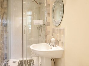 Shower - The Old Coach House, Penmaenmawr (Penmaenmawr)
