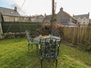 Outdoor dining - Craigluscar, Newport, Pembrokeshire (Newport)