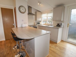 Private kitchen - Wayside Lodge in Aston On Clun (Craven Arms)