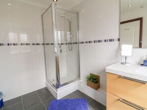 Shower - Seascape, Trearddur Bay (Holyhead)