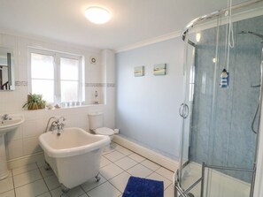 Shower - Seascape, Trearddur Bay (Holyhead)