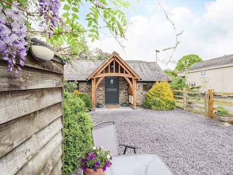 Terrace/patio. The Talkhouse Cottage, Caersws