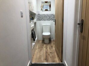 Shower - Beagle Cottage, Fraddon (St. Columb)