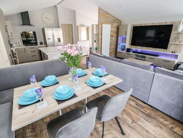 Dining - 69 The Paddocks, Pendine (Carmarthen)