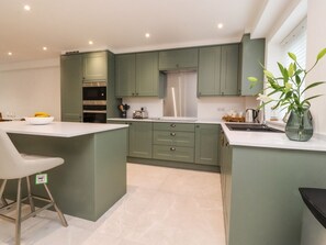 Dishwasher, highchair - Pear Tree Cottage in Goosnargh (Preston)