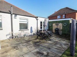 Outdoor dining - The Seaside Retreat, Sutton-On-Sea (Mablethorpe)