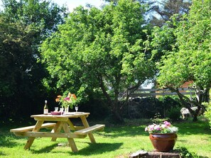 Outdoor dining - Idan House, Newborough (Llanfairpwllgwyngyll)