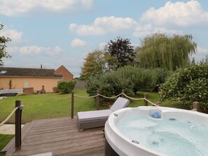 Outdoor spa tub - Harran: Charming Home in Peopleton (Pershore)