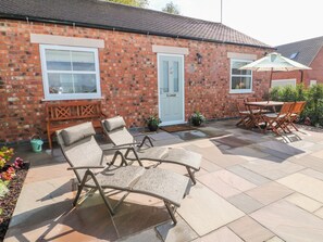 Outdoor dining - The Croft, Hollington, Derbyshire (Ashbourne)