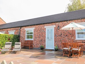 Outdoor dining - The Croft, Hollington, Derbyshire (Ashbourne)