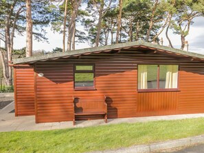 Exterior - Daffodil Lodge Retreat: Pet-Friendly Stay (Saltburn-by-the-Sea)