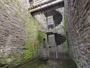 Property grounds - Ty Pen Y Bryn in Conwy, 2 bed. (Conwy)