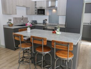 Dishwasher, high chair - The Cow Shed at Pear Tree Farm Retreat (Doncaster)