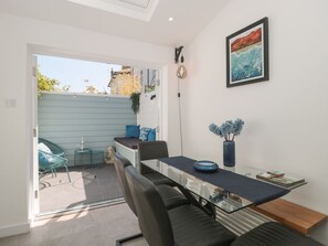 Outdoor dining - Mollys Cottage, Dorchester. TV (Dorchester)