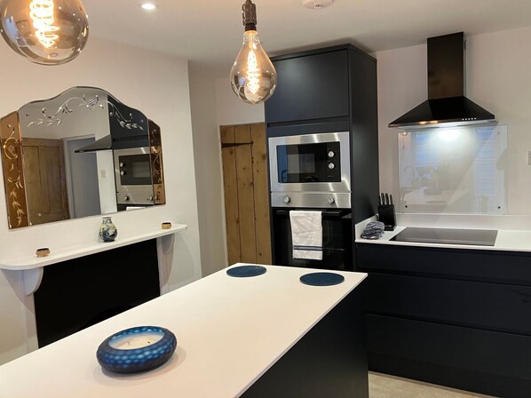 Dishwasher, high chair - Mollys Cottage, Dorchester. TV (Dorchester)