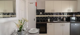 Spacious Flat 8 Near Berrow Flats