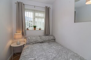 WiFi - Spacious Flat 8 Near Berrow Flats (Burnham-on-Sea)
