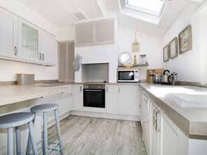 Dishwasher, highchair - MARSH VILLA: Cozy Retreat with Sea Views (Wigton)