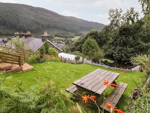 Outdoor dining - 1 Isygraig, Machynlleth (Machynlleth)