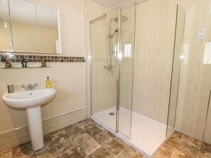 Shower - Manor House, Warkworth (Warkworth)
