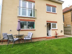 Outdoor dining - Mead House, Darlington (Darlington)