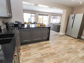 Dishwasher, high chair - Sea Breeze Cottage, Prestatyn (Prestatyn)