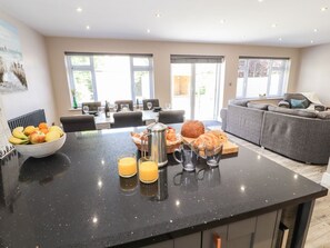 Dining - Sea Breeze Cottage, Prestatyn (Prestatyn)