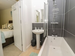 Shower - The Turnip Barn, Durham (Durham)