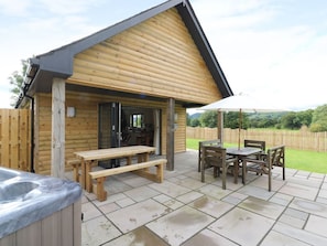 Outdoor dining - Caban Nant Ddu, Rhayader (Rhayader)