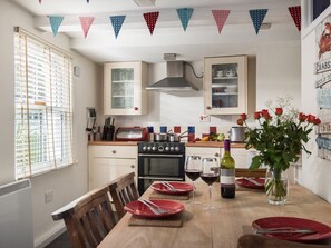 Dining - Charming Thimble Cottage Retreat (St. Austell)