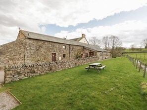 Outdoor dining - Ashtree Barn, Appleby-In-Westmorland (Appleby-in-Westmorland)
