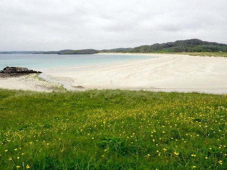 ビーチの近く. Taigh Tharmoid Ruaidh, Timsgearraidh