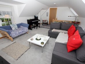 Living area - Taigh Tharmoid Ruaidh, Timsgearraidh (Isle of Lewis)