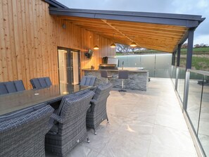 Outdoor dining - Fron Haul - Robin Goch, Ruthin, Denbighshire (Ruthin)